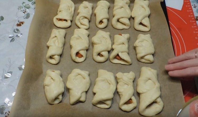 Nous déposons les produits formés sur une plaque à pâtisserie.