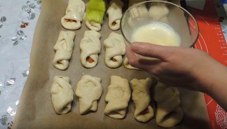 graisser les tartes avec un mélange d'oeufs et de lait.