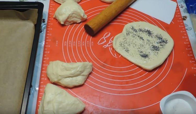 Nous lubrifions chaque pièce avec de l'huile, saupoudrons de sucre et de graines de pavot.