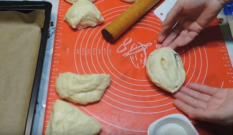 Nous faisons une incision sur la pièce et la tordons.