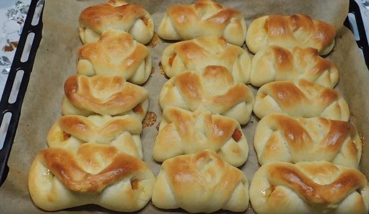 les gâteaux au fromage déjà formés peuvent déjà être cuits.