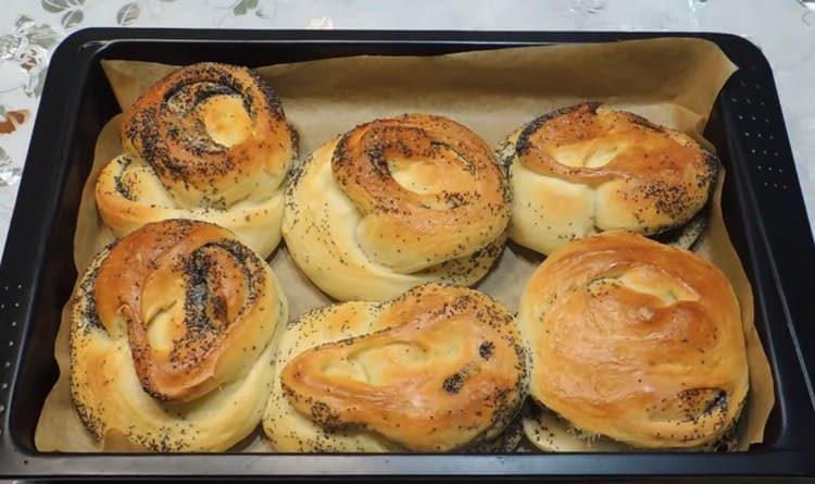 Les petits pains aux graines de pavot sont également prêts.