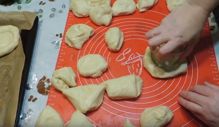 Dans chaque blanc avec un verre, nous faisons une pause.