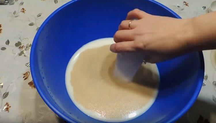 Ajouter la levure et le sucre.