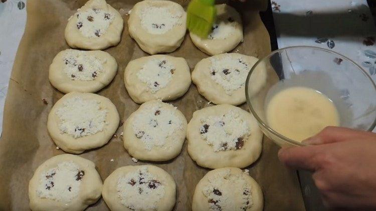 Lubrifiez les gâteaux au fromage avec un œuf battu.