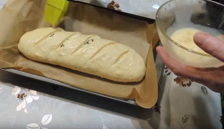 Avant de mettre au four, graisser le produit avec un œuf.