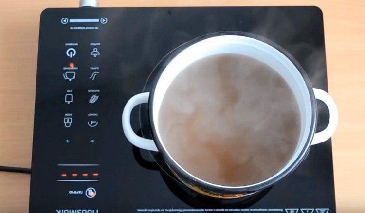 On enlève les champignons, on n'a besoin que du bouillon.