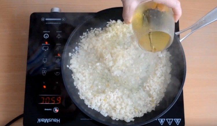 Ajoutez le vin de safran.