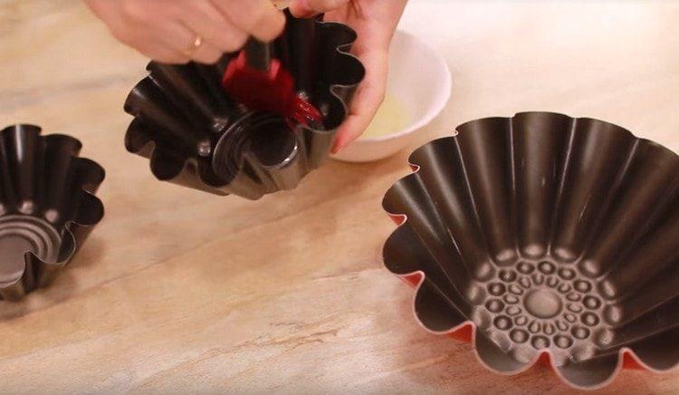 أشكال لخبز المرأة تليين مع الزيت النباتي.