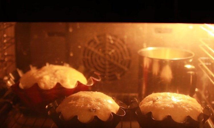 خبز النساء الروم في الفرن.