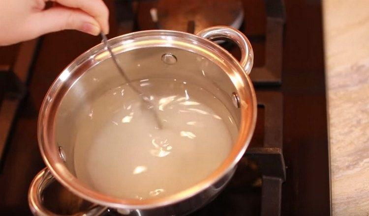 نحن نستعد شراب للحلوى التشريب.