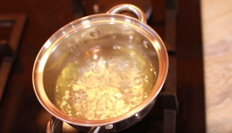 اترك الشراب يغلي ، ثم أطفئه حتى يبرد.