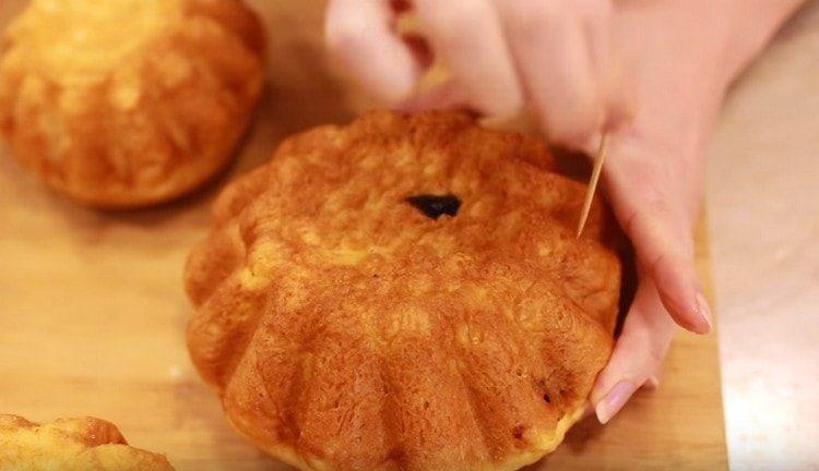 تخترق النساء المبردات مع سيخ خشبي بحيث تكون أكثر تشبعًا.