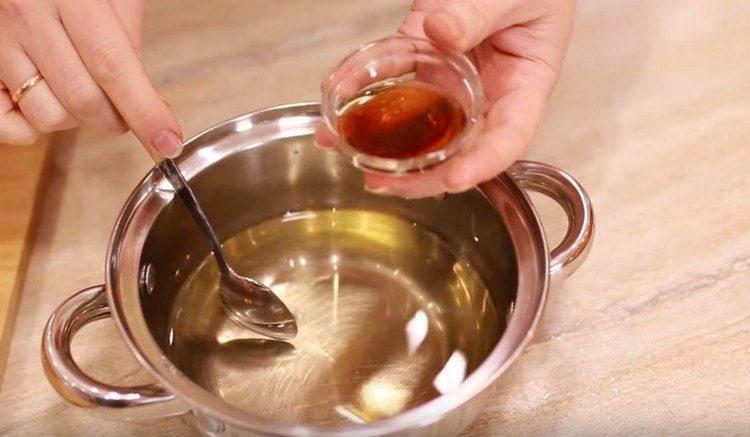 يضاف الروم الداكن إلى الشراب المبرد.