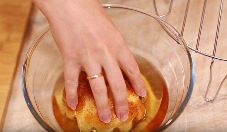 نغمس كل امرأة في شراب ونستمر لمدة 15 ثانية.