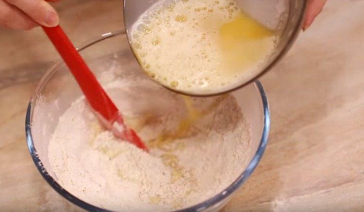 نحن نقدم المكونات السائلة في الدقيق.