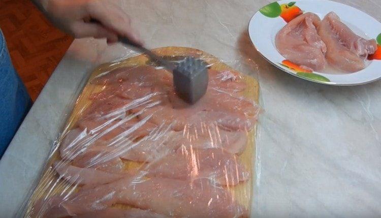 Batem el pollastre amb un martell.