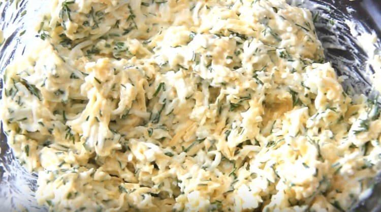 Barregeu el farcit amb la maionesa.