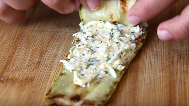 greixar el farcit de carbassó i convertir-lo en rotllos.