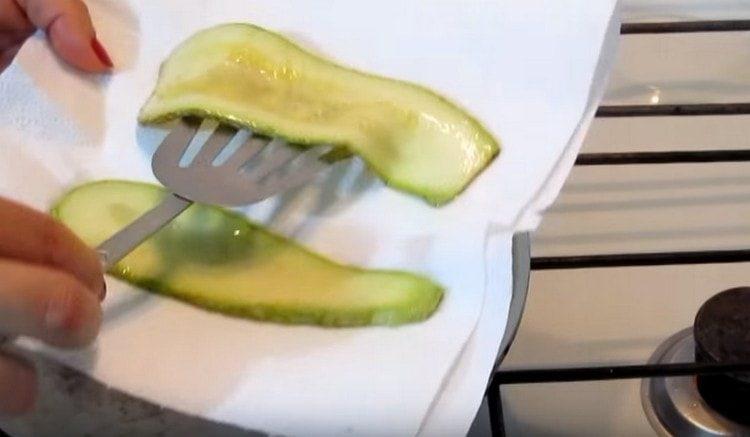 Poseu els carbassons fregits sobre les tovalloles de paper.