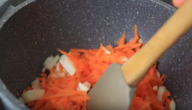 Запържете лука с морковите в растително масло.