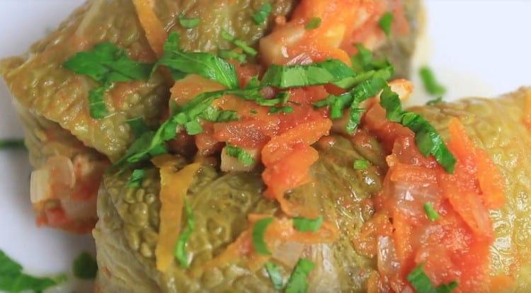 Ако имате савойско зеле, рецептата за приготвяне на зелеви рулца от него вероятно ще ви е полезна.