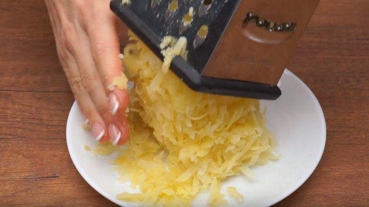 Trei cartofi fierti gratii.