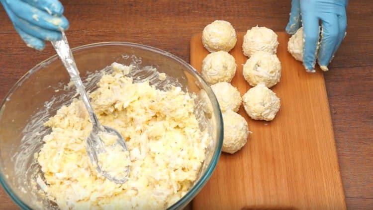 Din salată formăm bile mici.