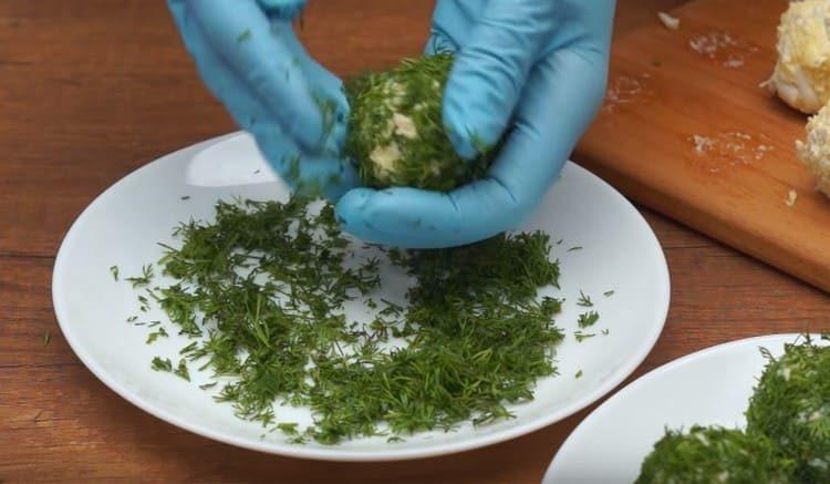 Turnăm o parte din bile în mărar tocat.