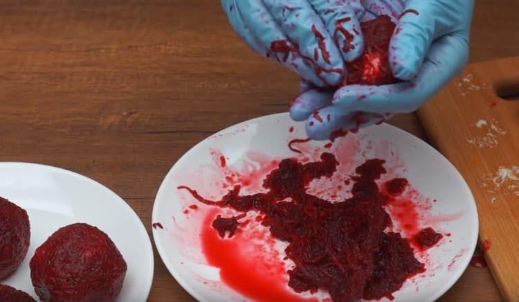 Decorăm bilele rămase cu sfeclă.