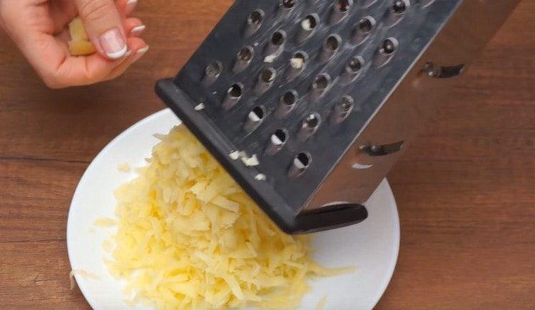 frecăm și brânza.