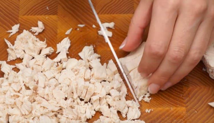 se toacă fileul de pui fiert.