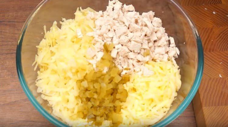 Punem toate ingredientele preparate într-un bol.