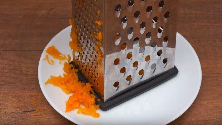 Frecați morcovii fierti.