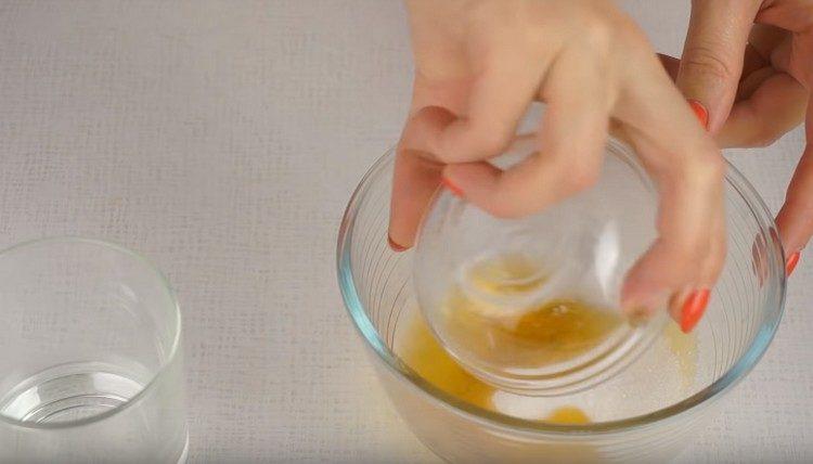 Gătiți marinada de ceapă.