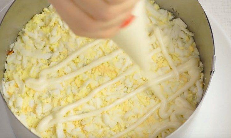 Un strat de ouă fierte, maioneză.