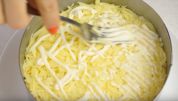 Apoi un strat de brânză și maioneză din nou.