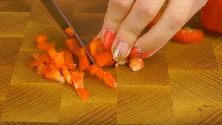 Tăiați fin ardeiul roșu.