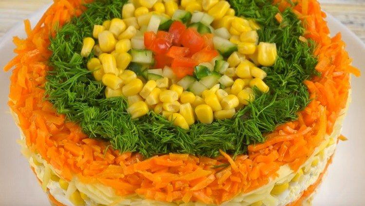 Decorați salata noastră.