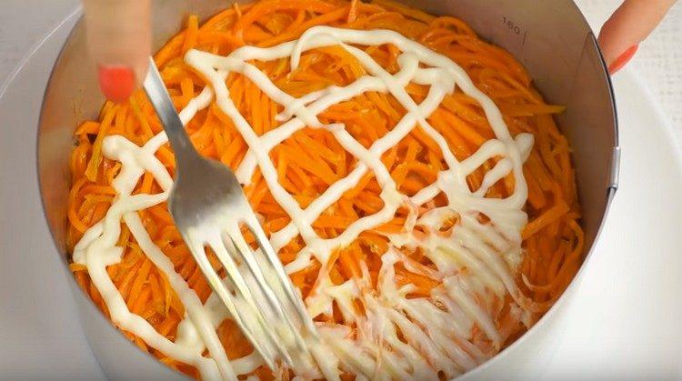 În continuare, morcovi coreeni și maioneză.