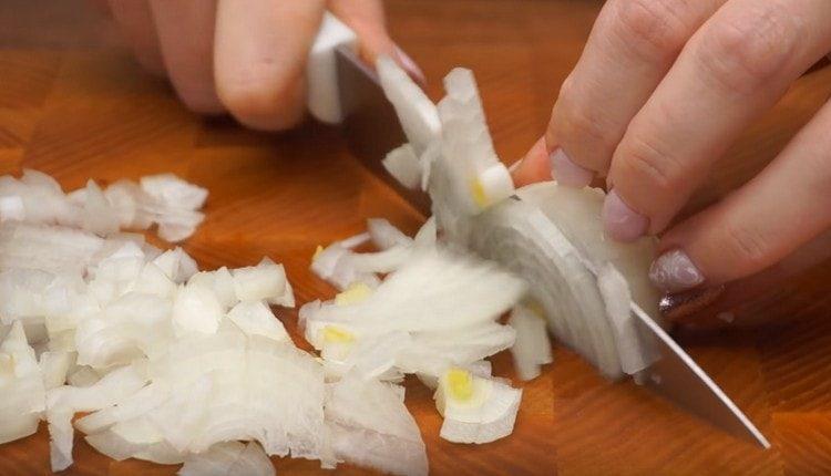 Se toacă fin ceapa.