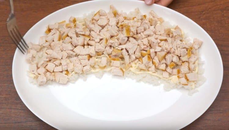 Apoi, întindeți carnea de pui.