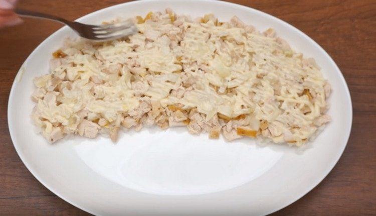 pune ceapa, un strat de maioneza.