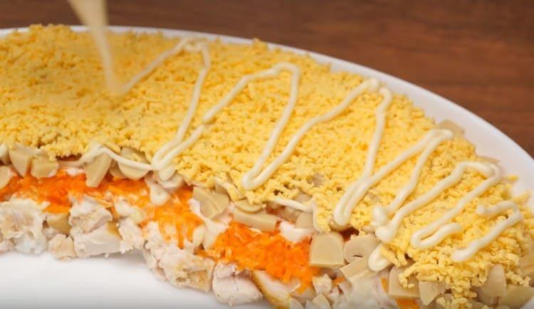 Galbenusuri ras, apoi maioneza.