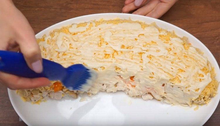 Ungeți salata cu maioneză.