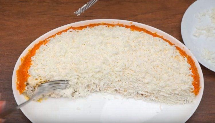 Răspândim proteinele răzuite pe salată.