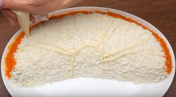 desenați felii de portocale cu maioneză.