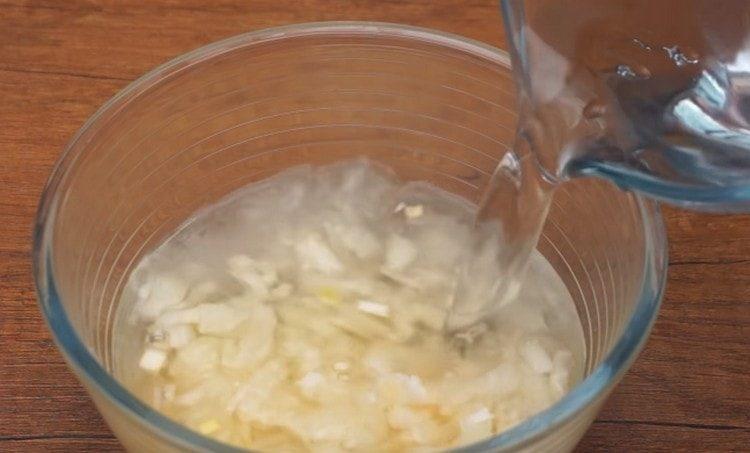 Adăugați apă clocotită.