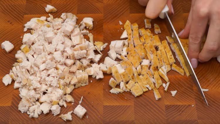 tocați pieptul de pui copt.