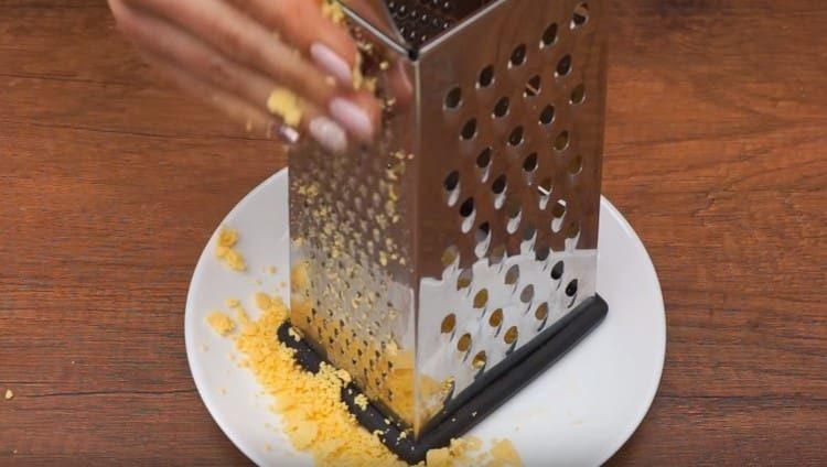 Frecați gălbenușurile separat.